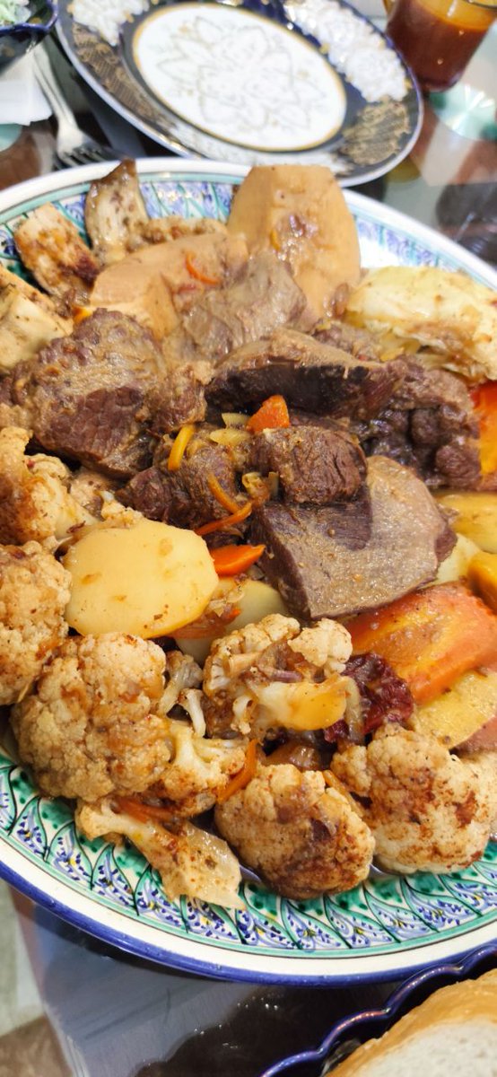 Uzfood_global's tweet photo. Сегодня на ужин ДЫМЛЯМА / ДИМЛАМА / ДОМЛАМА👌
мясо, картошка, лук, капуста + цветная, айва, баклажаны, морковь, помидоры, зелень и т.д. https://t.co/c99y5QL55M