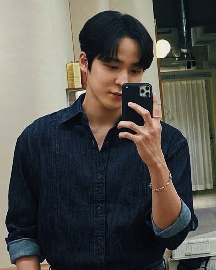 YUNH0E's tweet photo. nah but why is this the most attractive mirror selca to ever exist https://t.co/CadMvbnh4n