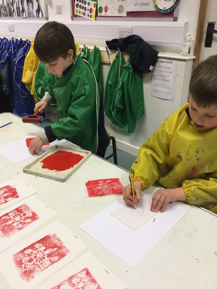 CarrdusArt's tweet photo. Year 2 art club printing flowers #carrdusschoolart #printing #primaryschoolart https://t.co/RpN3h8OcR8