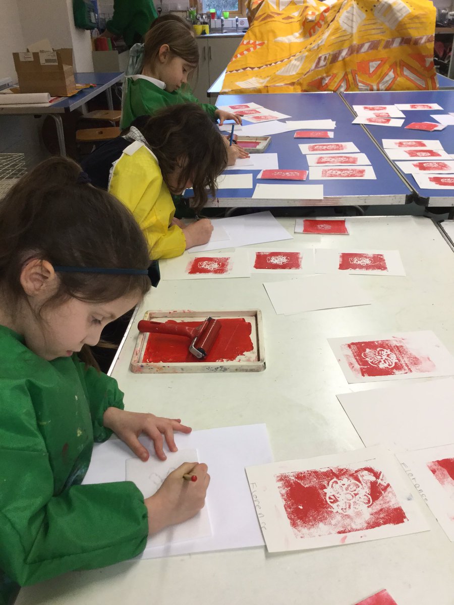 CarrdusArt's tweet photo. Year 2 art club printing flowers #carrdusschoolart #printing #primaryschoolart https://t.co/RpN3h8OcR8