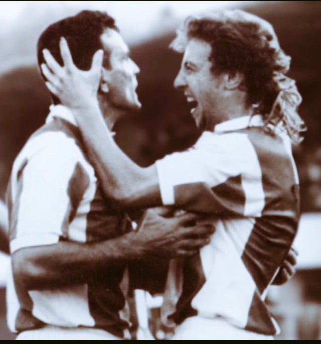 Bardheblu29's tweet photo. #ForcaTirona #Tirona
#NEJEMITIRONA #Tirana
1.Agustin Kola me Çim Muçën,
Ner Hodja,Ben Minga dhe
i madhi Veli Rada
2.Agustini me Hodjën 🏆 1989
3.Kola me Fortuzin duke festuar
mbas një goli kundër morrit t'kuq. https://t.co/Uh7L8v3VpQ