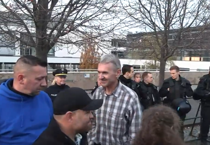 Recherche_Jena's tweet photo. 22.2.21: Frank Haußner hält auf René Wenzels Montagsdemo #Weimar antisemitische Rede ggn d. "Schuldkult" u. "dunkle Gestalten"
12.11.22: Wenzel organisiert mit Haußner und Christian Klar rechten Aufmarsch in #Erfurt.
24.11.22: @stadtweimar lädt Montagsdemo f. "Dialog" ins Rathaus https://t.co/jmN0w0Mi5Y