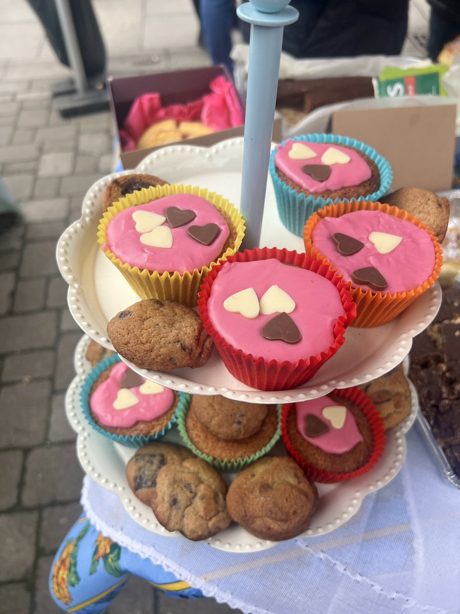 seaneensullivan's tweet photo. More cakes have arrived @D7ForAll https://t.co/VS5LP4TdFz