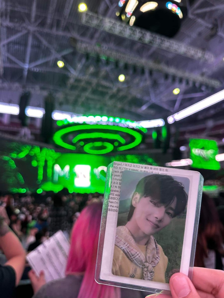 minhopogi's tweet photo. help rt !

my friend lost her jeongin tvld (front) &amp; yellow wood pc (back) a while ago in 105 vip standing at maniac in manila concert !

pls dm if you found it, thanks!! https://t.co/fiPhHR1jAx