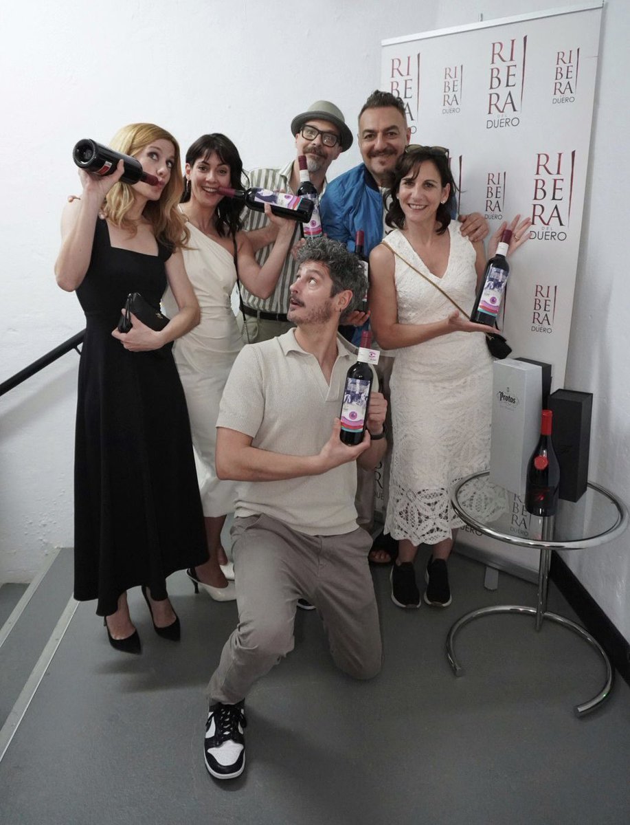 Uno de los momentos más divertidos junto a <a href="/malenaalterio/">malena alterio</a>, @JuancaVellido, <a href="/Pagudo/">Antonio Pagudo</a>, <a href="/UgarteEva/">Eva Ugarte</a>, <a href="/felemanypon/">Fele martínez</a> y #AlexandraJiménez 🎬

Presentan la película #BajoTerapia de #GerardoHerrero y les hemos transmitido lo que significa ser <a href="/DORibera/">Ribera Del Duero</a>🍷😉

<a href="/Bodegas_Protos/">Bodegas Protos</a> 
<a href="/VinoFuentespina/">Bodegas Fuentespina</a>