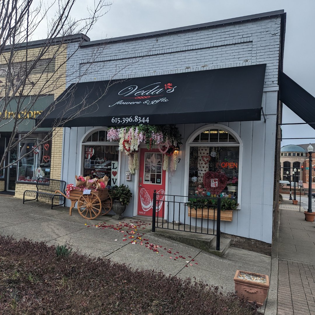 LLContractors's tweet photo. We have had the opportunity to do some commercial work on a few really awesome local businesses around town.😍 
Maybe you’ll recognize some? We had the chance to work with our neighbors on the square over at Veda’s Flowers and Gifts! Thanks for trusting L&amp;L Contractors to get the https://t.co/rEdLZTMGWI