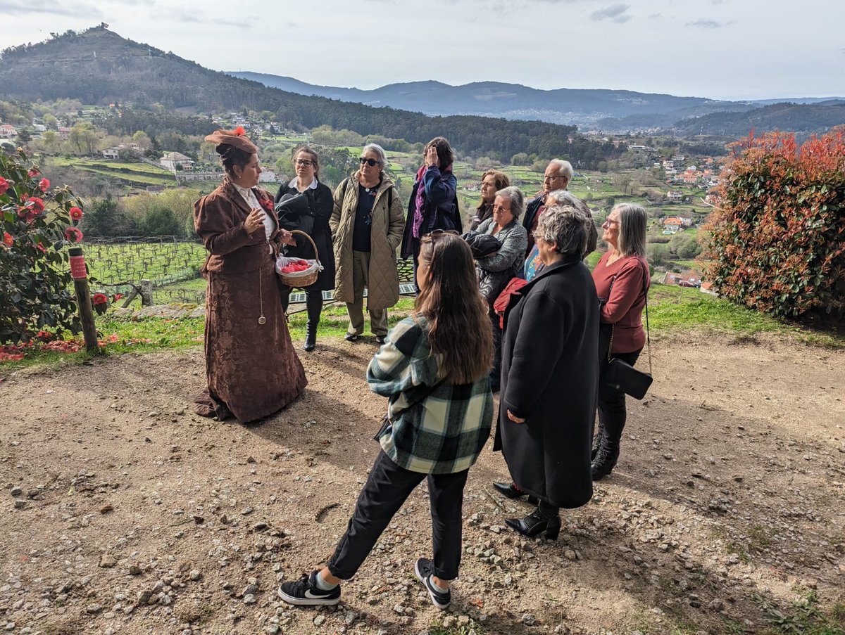 Nesta fin de semana tivemos máis visitas caracterizadas ás #camelias do <a href="/castesoutomaior/">Castelo de Soutomaior</a> 🏰.
Desta volta coa presenza da deputada <a href="/OlgaMGarciaBal1/">OlgaMGarciaBallesteros</a>.
Moitas grazas por virdes!