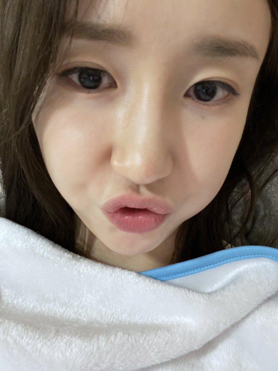 RBW_OfficialTwt's tweet photo. [#지은]
감기 조심!!! 
잘 자용~~🥺
🫶🫶🫶❤️ https://t.co/Q3Y4YZrKLv