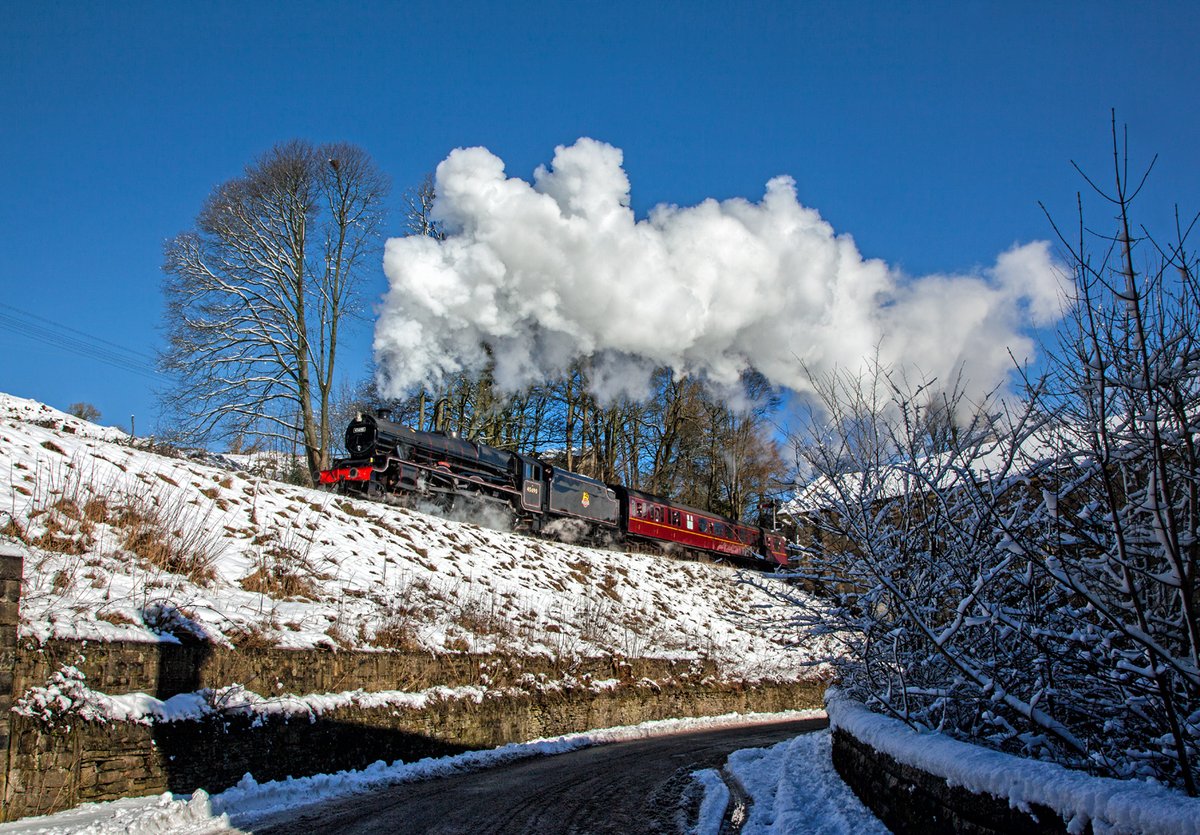 roberto4472's tweet photo. Snow does not stop trains on the Worth Valley! Four day gala with hardly any cancelled trains, that's how to do it! Here Leander leaves Oakworth. #Yorkshiresnow https://t.co/ePppDoe5Oc