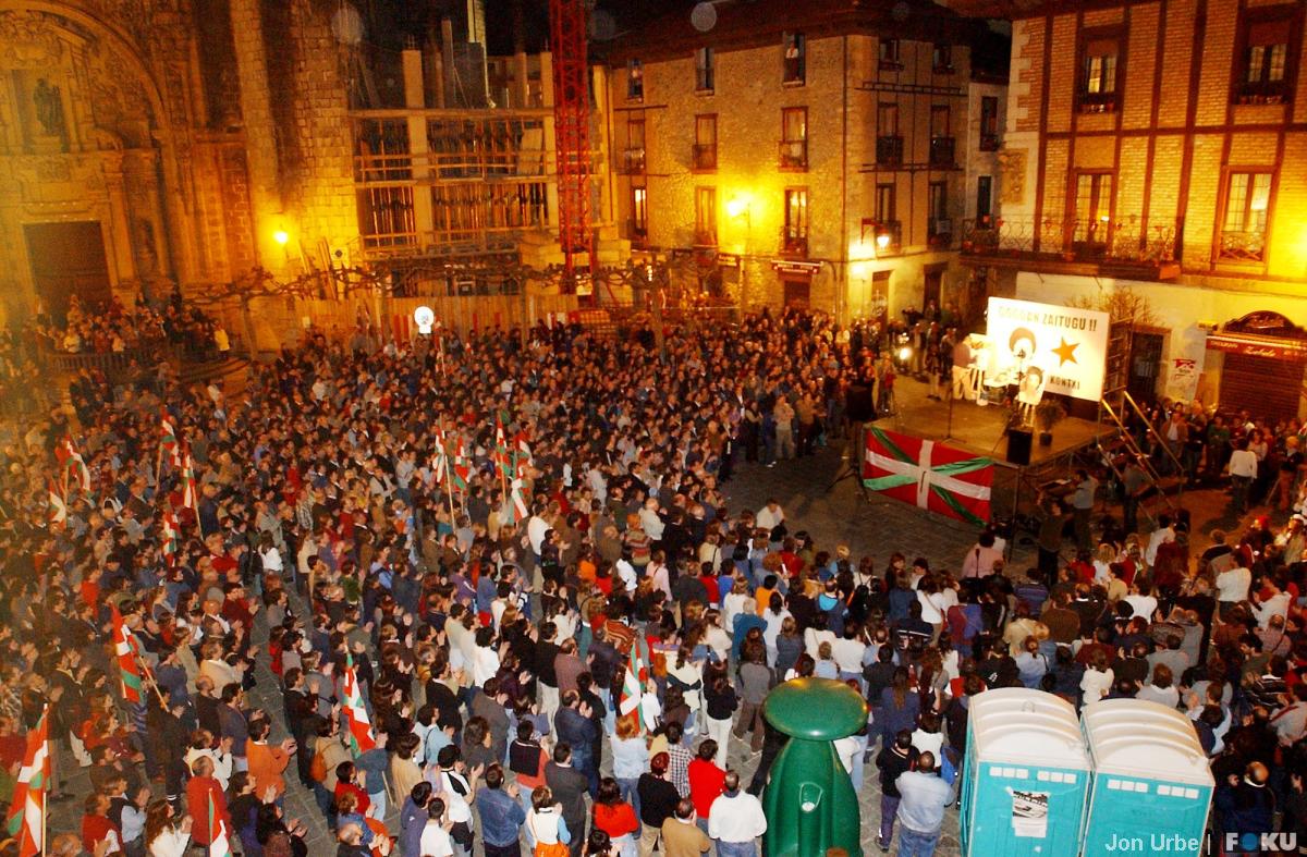 MemoriaHis's tweet photo. 14 de marzo de 2004. Kontxi Sanchiz, que salió a manifestarse por Ángel Berrueta, murió en una carga de la Ertzaintza.
Pidieron ayuda a los ertzaintzas viendo que la ambulancia no llegaba; “A nosotros no nos importa”, respondieron.
No olvidamos no perdonamos 🌹✊🏻 https://t.co/X810WqX95j