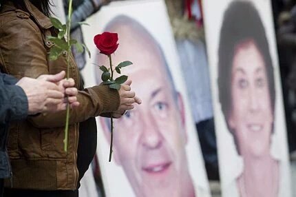 MemoriaHis's tweet photo. 14 de marzo de 2004. Kontxi Sanchiz, que salió a manifestarse por Ángel Berrueta, murió en una carga de la Ertzaintza.
Pidieron ayuda a los ertzaintzas viendo que la ambulancia no llegaba; “A nosotros no nos importa”, respondieron.
No olvidamos no perdonamos 🌹✊🏻 https://t.co/X810WqX95j