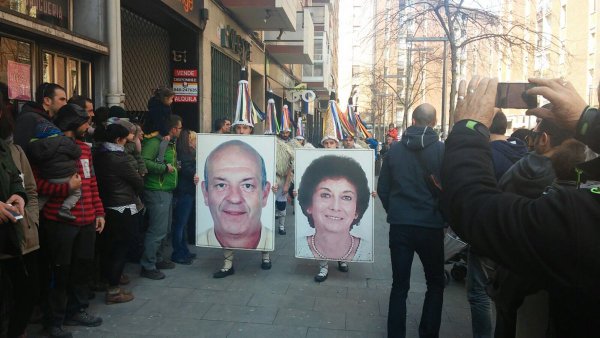 MemoriaHis's tweet photo. 14 de marzo de 2004. Kontxi Sanchiz, que salió a manifestarse por Ángel Berrueta, murió en una carga de la Ertzaintza.
Pidieron ayuda a los ertzaintzas viendo que la ambulancia no llegaba; “A nosotros no nos importa”, respondieron.
No olvidamos no perdonamos 🌹✊🏻 https://t.co/X810WqX95j