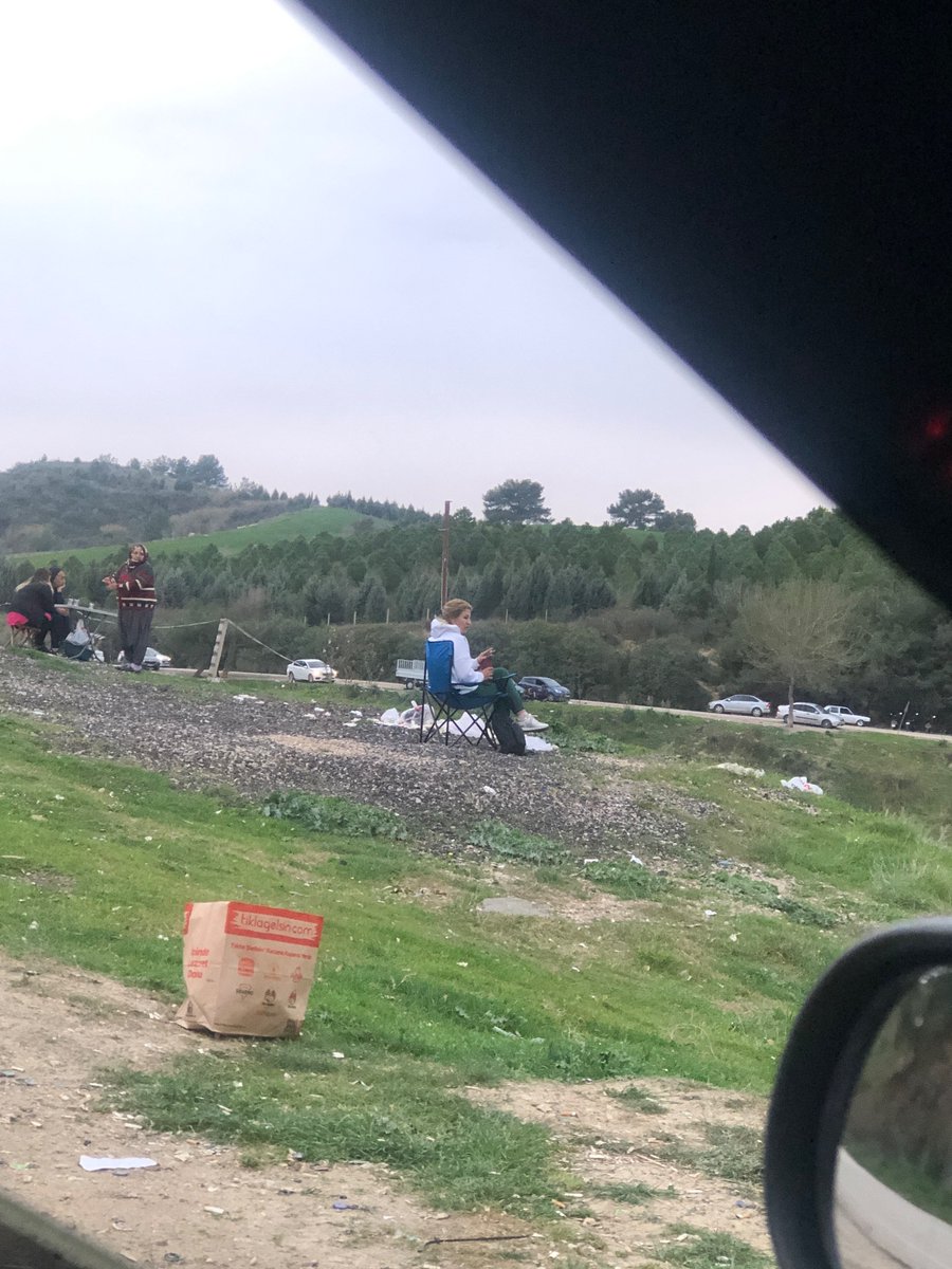 Kararan gecede göl kenarında bir sen bir ben birde yağmur damlaları aşka davet desem sen uzak kader desem oda çok uzak be gönlüm hep uzak hep uzak 😞