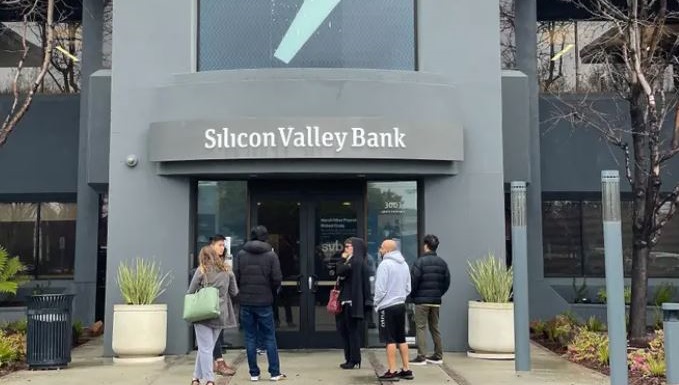 Na última 6ª anunciaram a quebra do Sillicon Valley Bank (SVB), ameaçando o cenário econômico global.

Talvez você esteja perdido, então resumi aqui tudo de maneira muito simples.

Explicarei como uma falha incrível de comunicação causou a 2ª maior quebra de um banco na história:
