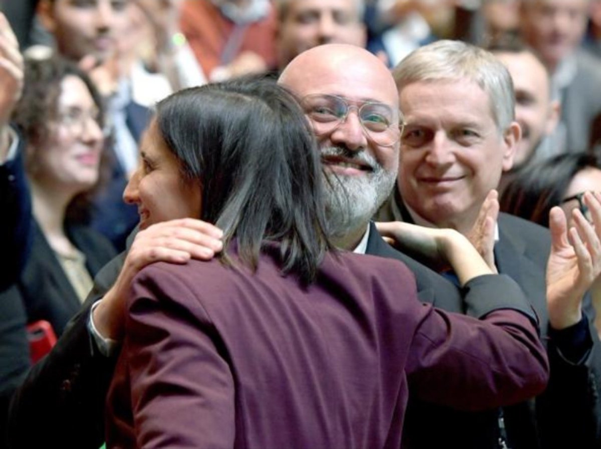 GiovanniDeLupis's tweet photo. Nell'abbraccio caloroso fra Elly #Schlein e Stefano #Bonaccini , segretaria e presidente del @pdnetwork, la speranza di uno spirito unitario per battere le destre.

Forza, segretaria, al lavoro e alla lotta!

#AssembleaNazionalePD #PartitoDemocratico https://t.co/D4kRN3bsm8