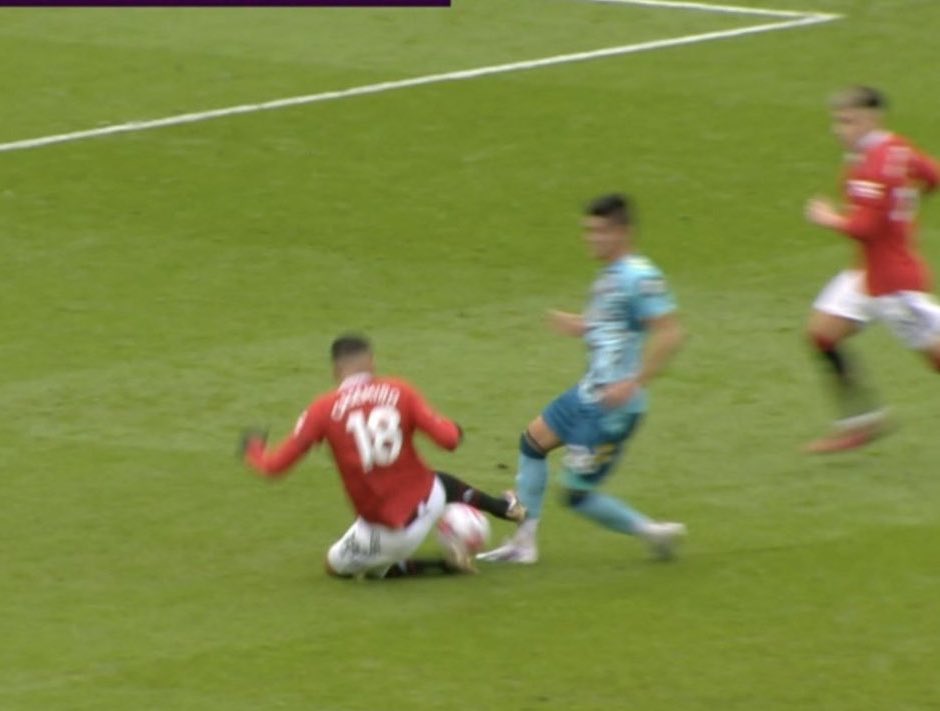 CFC_Janty's tweet photo. Red card vs no red card 

Premier league refs are worst https://t.co/NLE1jWVbSh