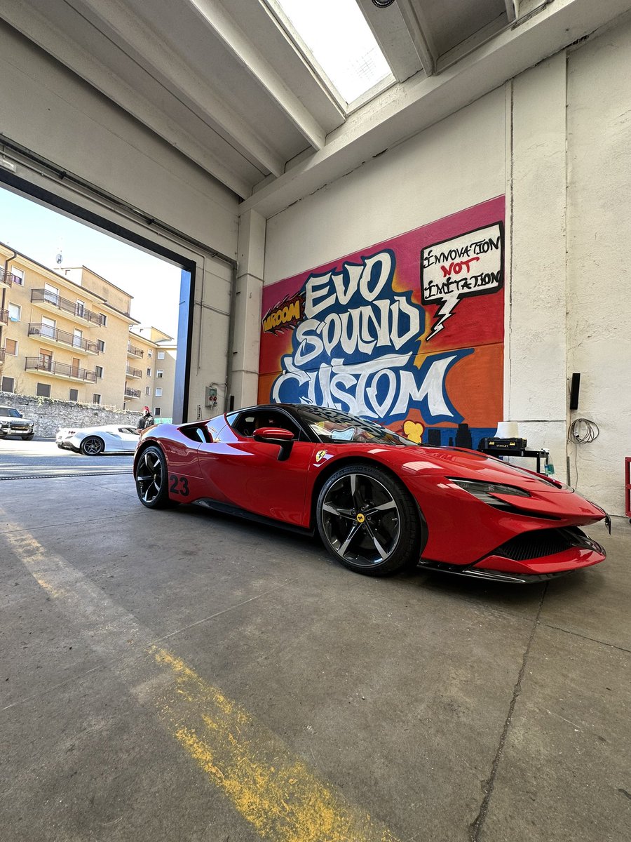 evosoundcustom's tweet photo. #ferrari #sf90 ppf con livrea nera #italy #wrapping https://t.co/HLlynbSKuy