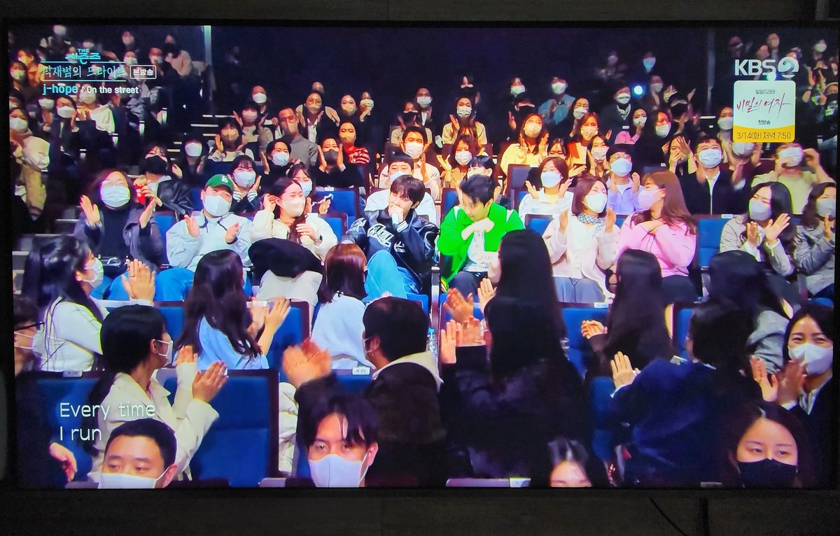 진짜 월요일 출근 전 즐거운 드라이브 홉아 오늘 무대도 너무 멋졌어😃👏👍 눈 마주침 유죄... 솔로 버전 온더스트릿..프리 댄스 유죄.. 오늘도...