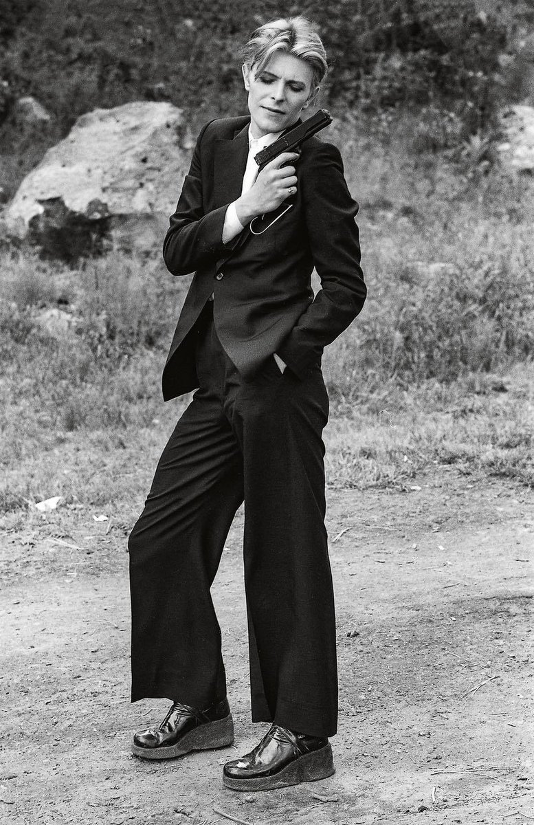 Claudestar2012's tweet photo. #DavidBowie in Ola Hudson suit on the set of The Man Who Fell To Earth, New Mexico. 1975- 📸: StudioCanal. https://t.co/0pWKE2Na3B