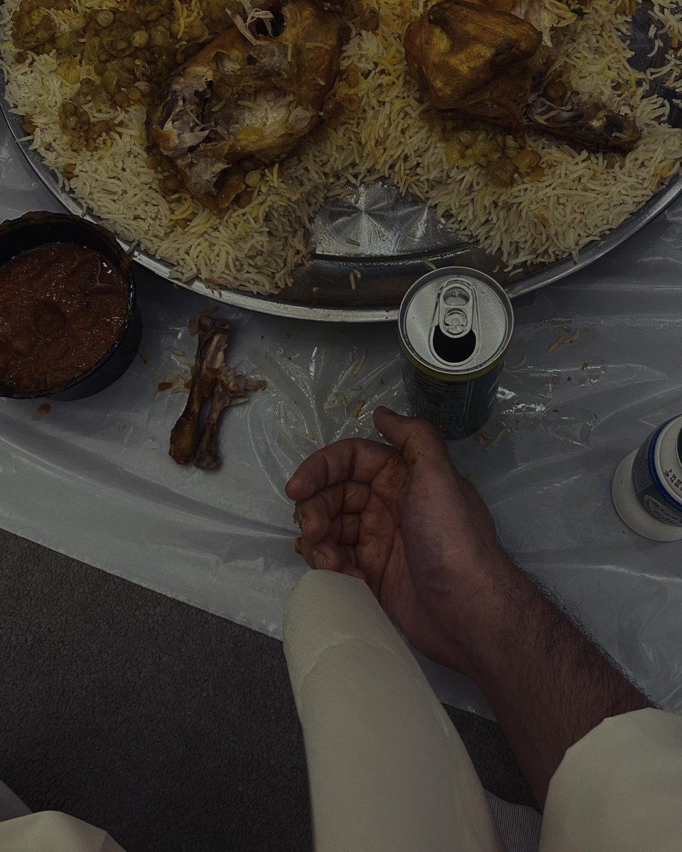 من جميل عادات العرب في أكلهم بيدهم، أنهم يأكلون بيدهم اليمنى تطبيقاً لسنّته ﷺ، وأنهم لا يمسّون الأكل و الشرب بيدهم اليسرى مطلقاً تطبيقاً لأمره ﷺ « لا يأكلن أحد منكم بشماله، ولا يشربنّ بها فإن الشيطان يأكل بشماله، ويشرب بها »