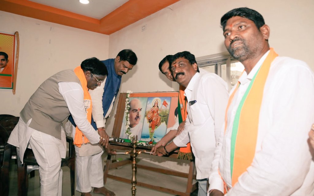 MenonArvindBJP's tweet photo. рдЖрдЬ рд▓реЛрдХрд╕рднрд╛ рдкреНрд░рд╡рд╛рд╕ рдпреЛрдЬрдирд╛ рдХрд╛рд░реНрдпрдХреНрд░рдо рдХреЗ рддрд╣рдд рддреЗрд▓рдВрдЧрд╛рдирд╛ рдХреЗ рдордВрдЪреЗрд░рд┐рдпрд▓ рдЬрд┐рд▓реЗ рдореЗрдВ рдЖрдпреЛрдЬрд┐рдд рдмреИрдардХ рдореЗрдВ рдЙрдкрд╕реНрдерд┐рдд рд░рд╣рд╛ред рдмреИрдардХ рдореЗрдВ рдореЗрд░реЗ рд╕рд╛рде рдЬрд┐рд▓реЗ рд╡ рдордВрдбрд▓реЛрдВ рдХреЗ рд╕рднреА рдкрджрд╛рдзрд┐рдХрд╛рд░реА рдЧрдг рдореМрдЬреВрдж рд░рд╣реЗред
#LSPY https://t.co/et6ztpZT8R