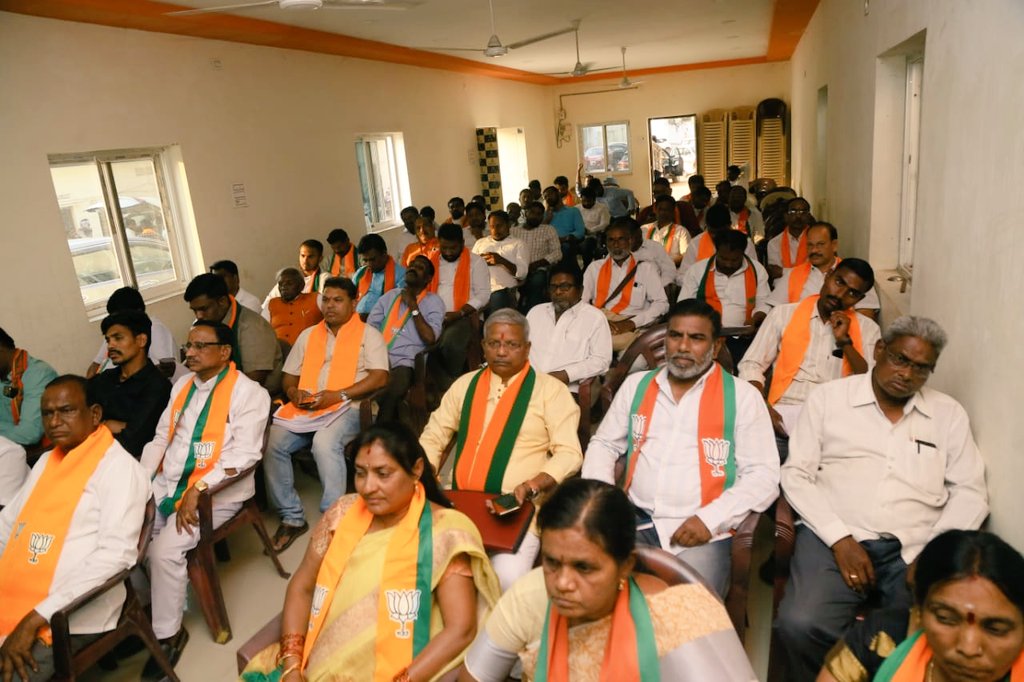 MenonArvindBJP's tweet photo. рдЖрдЬ рд▓реЛрдХрд╕рднрд╛ рдкреНрд░рд╡рд╛рд╕ рдпреЛрдЬрдирд╛ рдХрд╛рд░реНрдпрдХреНрд░рдо рдХреЗ рддрд╣рдд рддреЗрд▓рдВрдЧрд╛рдирд╛ рдХреЗ рдордВрдЪреЗрд░рд┐рдпрд▓ рдЬрд┐рд▓реЗ рдореЗрдВ рдЖрдпреЛрдЬрд┐рдд рдмреИрдардХ рдореЗрдВ рдЙрдкрд╕реНрдерд┐рдд рд░рд╣рд╛ред рдмреИрдардХ рдореЗрдВ рдореЗрд░реЗ рд╕рд╛рде рдЬрд┐рд▓реЗ рд╡ рдордВрдбрд▓реЛрдВ рдХреЗ рд╕рднреА рдкрджрд╛рдзрд┐рдХрд╛рд░реА рдЧрдг рдореМрдЬреВрдж рд░рд╣реЗред
#LSPY https://t.co/et6ztpZT8R