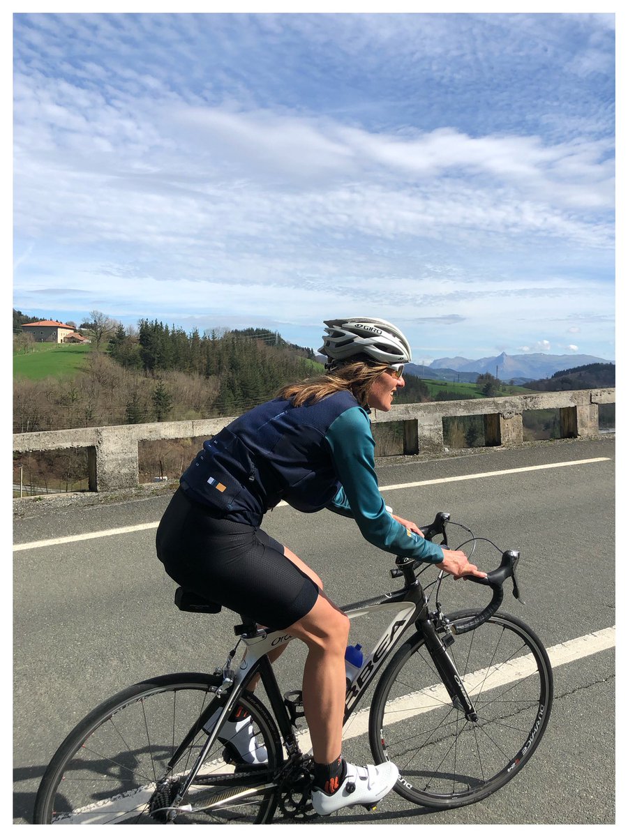 loramen's tweet photo. UDANAKO ITZULIA🚴‍♀️

Anboto-Udalaitz eta Txindoki. Loteria baino hobea 🥰⛰️🚴‍♀️

Eta lehen eguna praka motxetan! 😎

#anboto #goiena #oñati #udala #udalaitz #aizkorri #aloña #euskalherria #mountainphotography #mountain #mountainlove #ciclismo #ciclista #ciclismofemenino #women https://t.co/iUr9qMgzmD