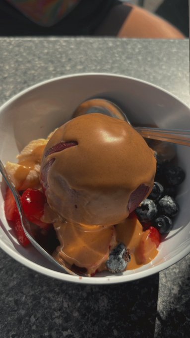 A&ccedil;a&iacute; bowl in Tampa 🫐🍓🥜  #dailyeats https://t.co/7R2I4X7FyP<a href="/tag/dailyeats"class="tags">#dailyeats</a>