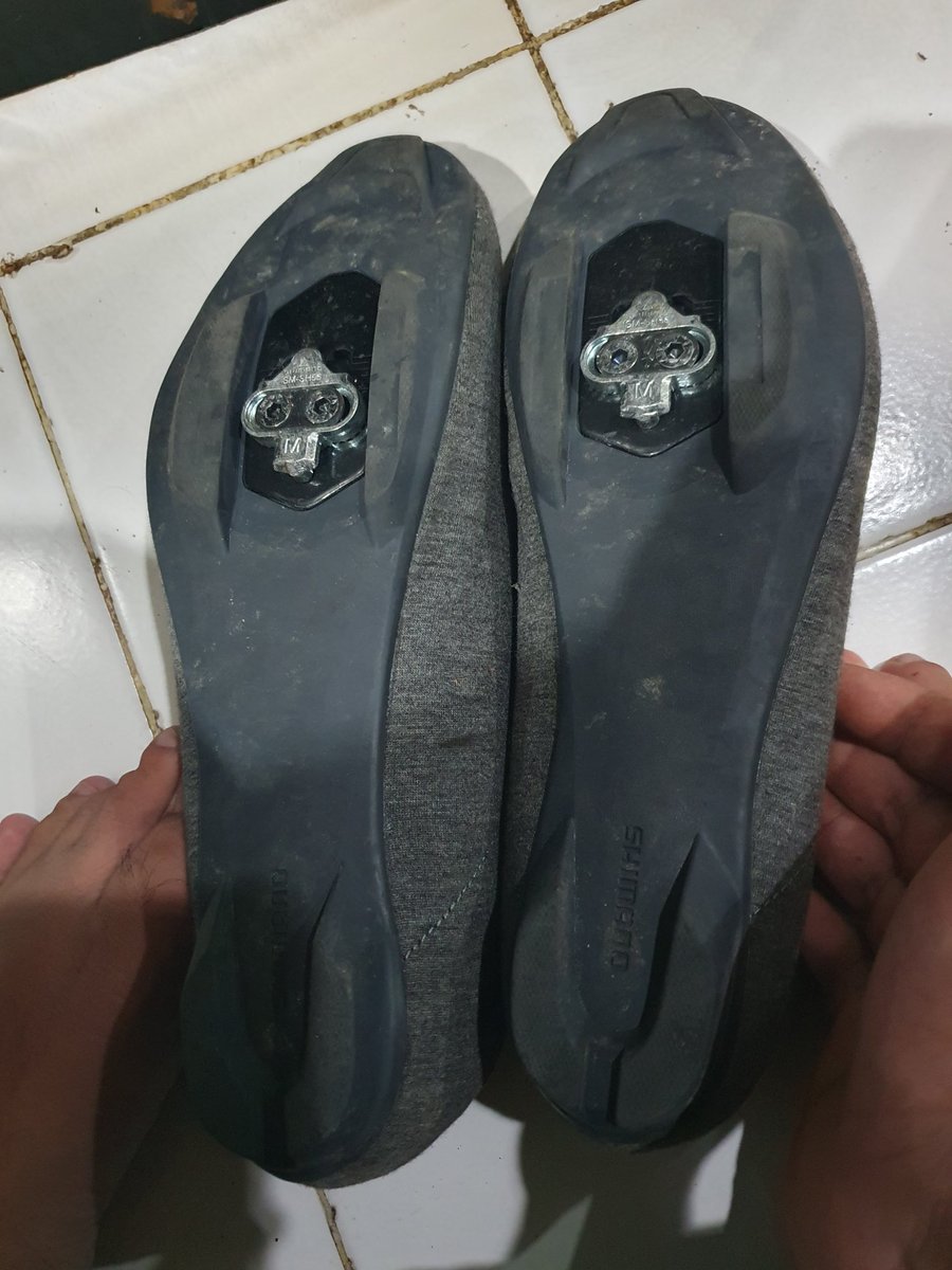 daffafaaiz's tweet photo. wts Sepatu cleat shimano RT 4 
Like new jarang pakai tapak masih bagus, minus belakang nya rontok karna penyimpanan 
Size 44
(Fyi biasa pake sepatu size 43 pake ini nyaman tidak kelonggaran)
Tidak termasuk cleat 
Price 400k 
#fnfjb https://t.co/pWIGNj9SzU
