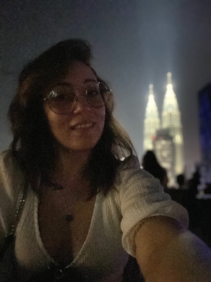 AlfinaViviana's tweet photo. Happy Birthday to me!!! 🎂♥️🌼#KualaLumpur #rooftop #heliloungebar #starkiss https://t.co/zCmVeiY8q9