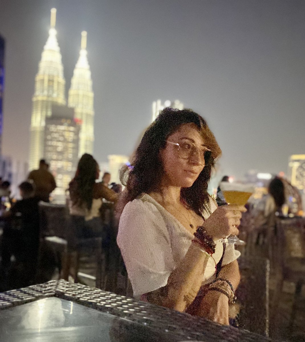 AlfinaViviana's tweet photo. Happy Birthday to me!!! 🎂♥️🌼#KualaLumpur #rooftop #heliloungebar #starkiss https://t.co/zCmVeiY8q9