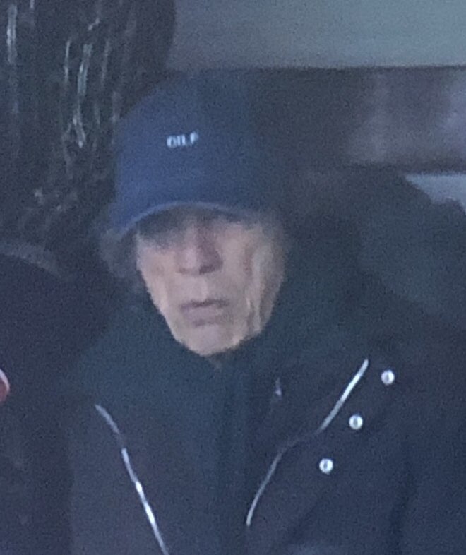 Mick Jagger á Craven Cottage. Með derhúfu. Og það stendur DILF á henni. 

👑