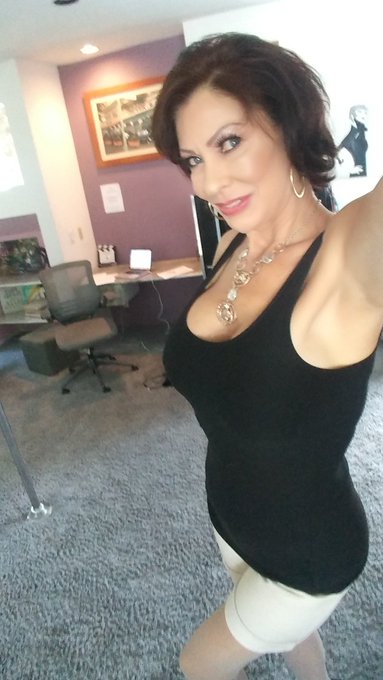 I found this selfie, from one of my shoots in 2019 😊 https://t.co/MB5imnho6a<a href="/tag/fun"class="tags"><span>#fun</span></a>