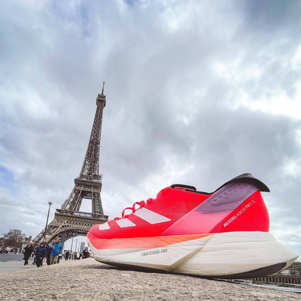 New babies!
•
Comme le dit <a href="/purpplecat/">Diana Agudelo</a> , me voilà équipé pour les compétitions! Ça va charbonner avec ces beautés 🤩
Merci @adidasparis
•
•
#adizero #adiospro3 #adidas #adidasrunning #running #adidasrunners #sport #instarunners #triathlon instagr.am/p/CpsWDB2odxZ/