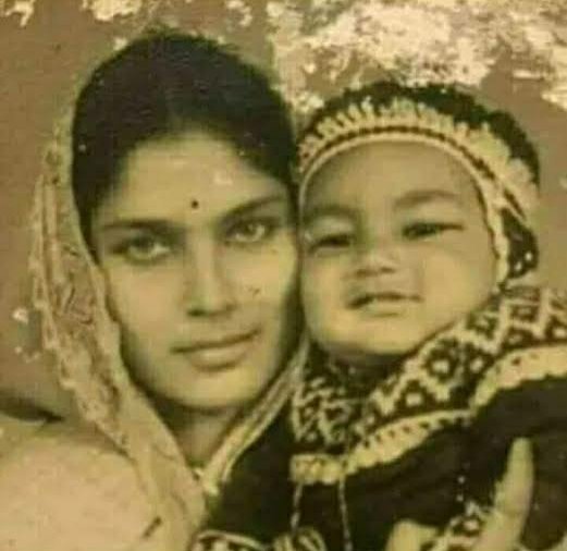 अटल बिहारी बाजपेयी जी अपनी माँ के गोद में
अब नही बोलोगे नाइस पिक ??