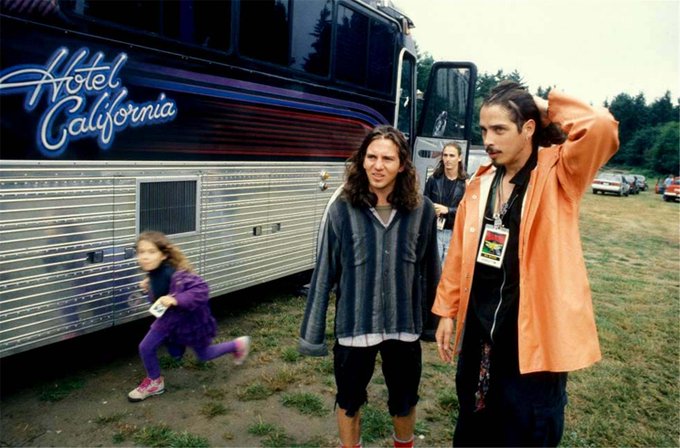 RT @crockpics: Eddie Vedder & Chris Cornell, 1992. Photo by Lance Mercer. https://t.co/BvwI97aBfq