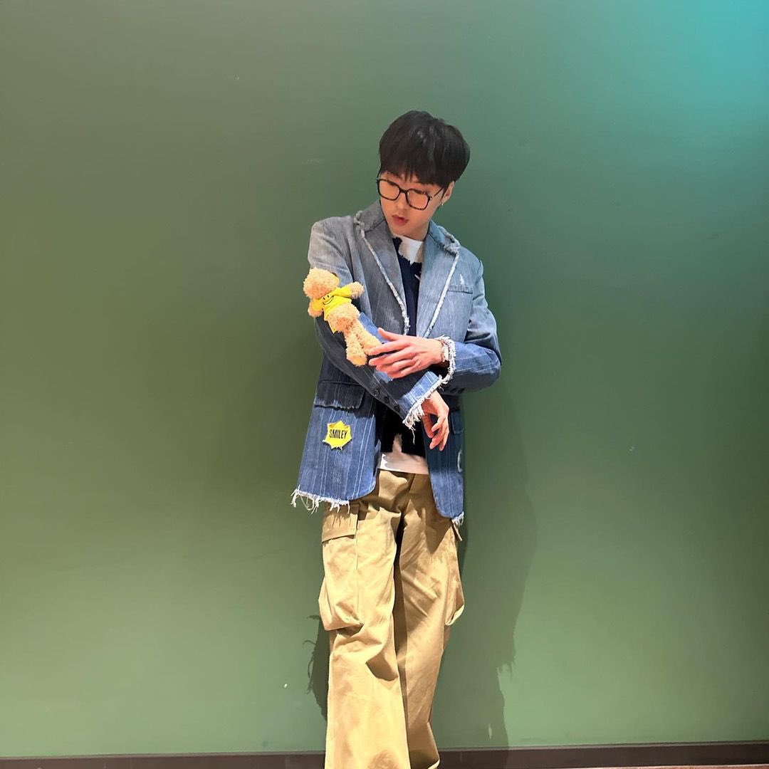 WinnerItalia17's tweet photo. [12.03.23] (1/3)
🇮🇹 SEUNGYOON Instagram Update 

“#DifferentialClass🤓” 

🇬🇧 SEUNGYOON’s Instagram Update

“#DifferentialClass🤓”

-
~Ila
#WINNER #위너 #YOON #SEUNGYOON 
LEARN NEW THINGS WITH YOON #YOON_DifferentialClass https://t.co/3ohUhVtcSC