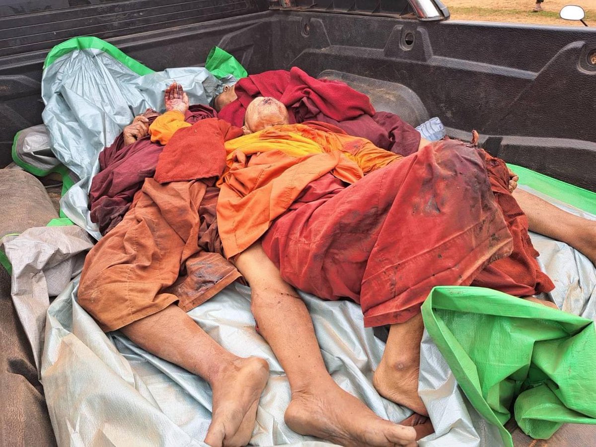 yan_naing_aung's tweet photo. #BREAKING The bloody #massacre of civilians happen again in Pinlaung township, Shan-Kayah state.
3 monks and 30 civilians of different ages were killed by the SAC’s troops while they raided the village on 11th, said resistance fighters. 
Photo - credit 
#WhatsHappeninglnMyanmar https://t.co/gH4Fgix35C