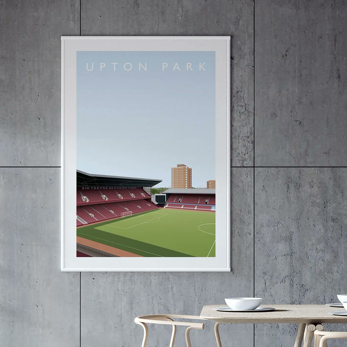milesoffref's tweet photo. 𝐄𝐍𝐆𝐋𝐈𝐒𝐇 𝐅𝐎𝐎𝐓𝐁𝐀𝐋𝐋𝐈𝐍𝐆 𝐇𝐄𝐑𝐈𝐓𝐀𝐆𝐄 ⚒️ 

Our Upton Park print will bring back many memories to any Hammers fan. What was your favourite memory of this stalwart of the English scene for many years?

Available at https://t.co/r2SjIea8xl  
#comeonyouirons #hammers https://t.co/UKynOYW4Qi