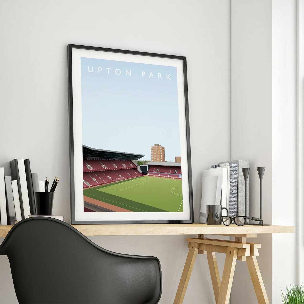 milesoffref's tweet photo. 𝐄𝐍𝐆𝐋𝐈𝐒𝐇 𝐅𝐎𝐎𝐓𝐁𝐀𝐋𝐋𝐈𝐍𝐆 𝐇𝐄𝐑𝐈𝐓𝐀𝐆𝐄 ⚒️ 

Our Upton Park print will bring back many memories to any Hammers fan. What was your favourite memory of this stalwart of the English scene for many years?

Available at https://t.co/r2SjIea8xl  
#comeonyouirons #hammers https://t.co/UKynOYW4Qi