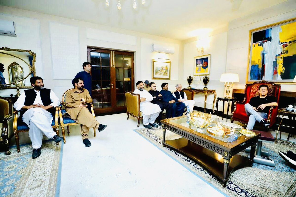 YousafzaiHusain's tweet photo. Meeting with Chairman @ImranKhanPTI where delegates had a detailed discussion with him over the ongoing political situation and the workers’ organisation to respond. #PakistanUnderFascism #Zaman_Park_Lahore https://t.co/7C9gFJLbJt