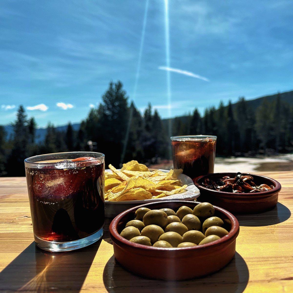 aransaesqui's tweet photo. Amb neu o sense, un vermut a la terrassa de l'estació és la millor forma de passar el diumenge 😎

Ho tenim molt clar: Tot l'any a Aransa 😍

#joAransa #vermuts #natura #AixòSíQuèÉsVida https://t.co/sg9GBgD979