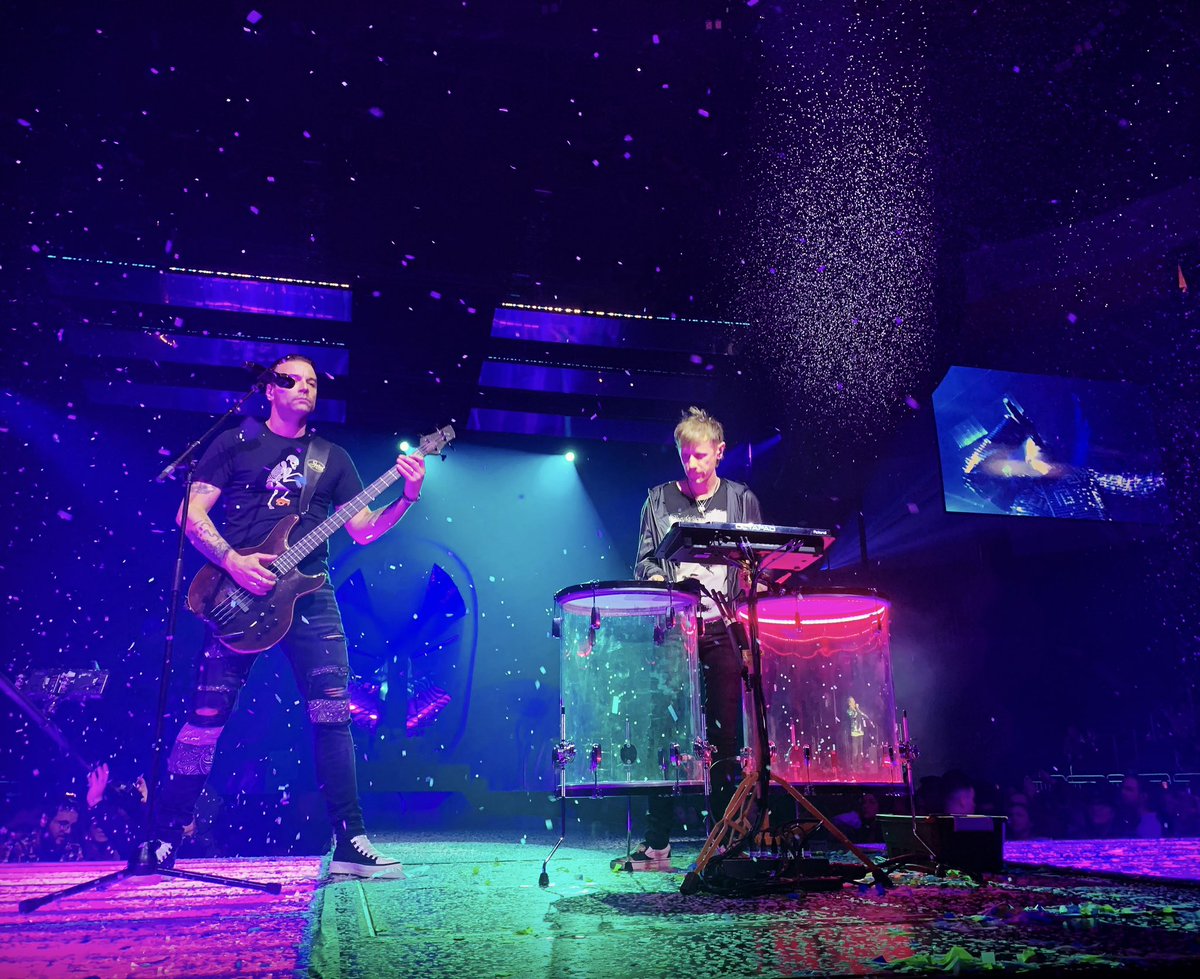SamsonNolwenn's tweet photo. Getting some rock between Science 🤘🏻 Amazing show last night at Québec city!! @museband @centrevideotron https://t.co/XnN9FQQJe4