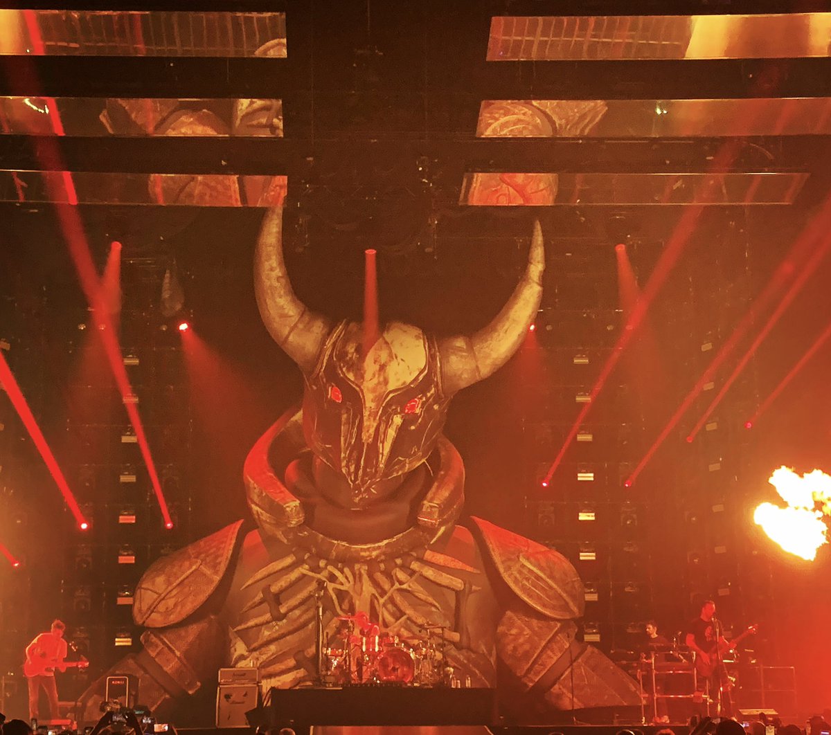 SamsonNolwenn's tweet photo. Getting some rock between Science 🤘🏻 Amazing show last night at Québec city!! @museband @centrevideotron https://t.co/XnN9FQQJe4