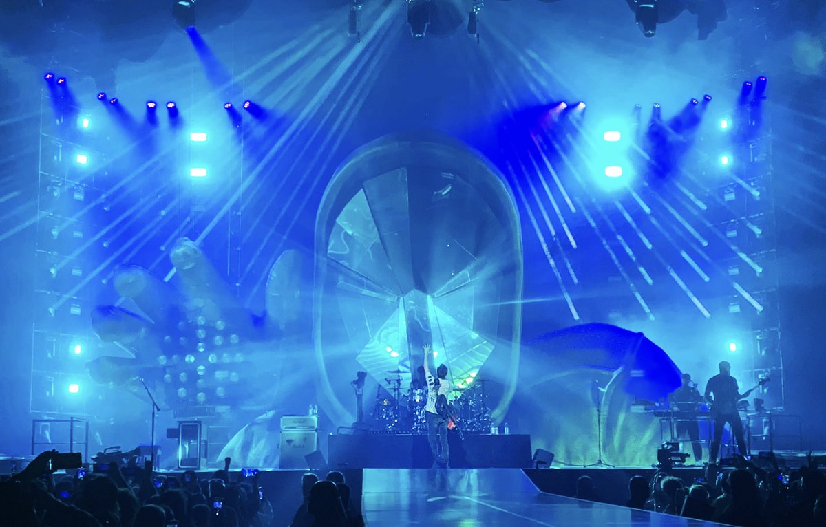 SamsonNolwenn's tweet photo. Getting some rock between Science 🤘🏻 Amazing show last night at Québec city!! @museband @centrevideotron https://t.co/XnN9FQQJe4