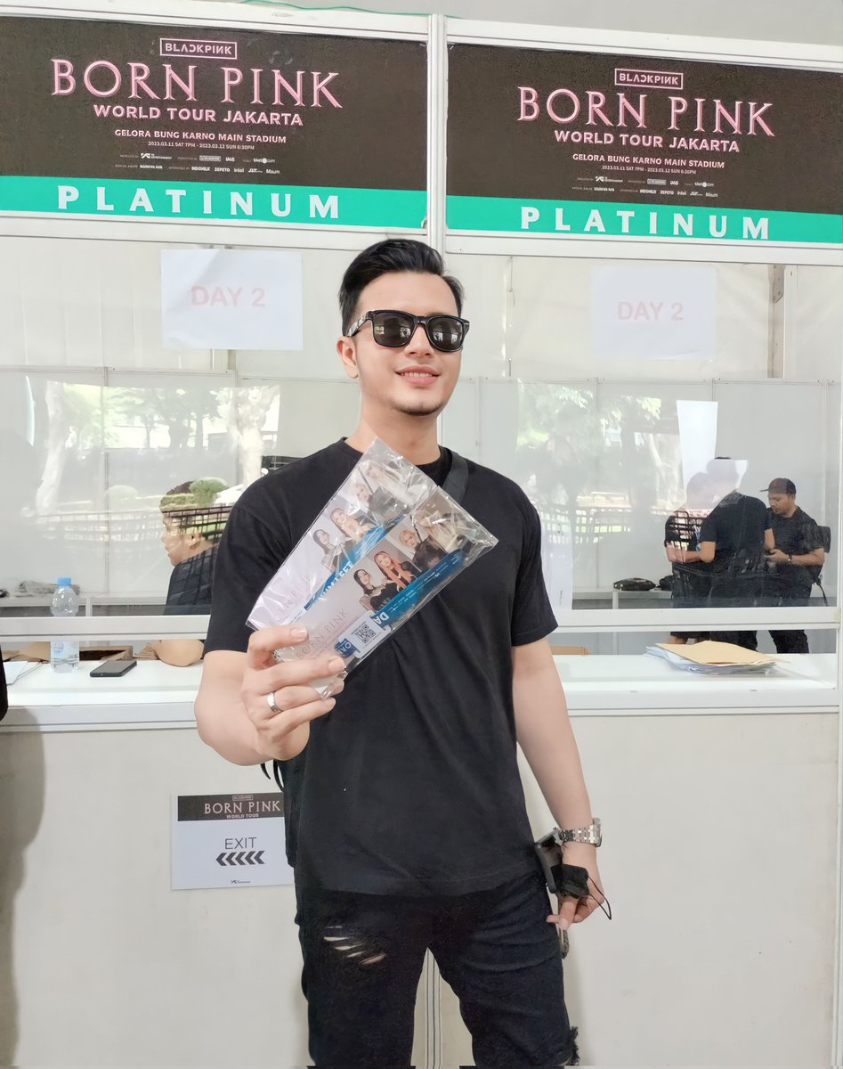 RyanMoRain's tweet photo. #BLACKPINKinJAKARTA Black[not]Pink for platinum's guy 😀😀 enjoyWKND #notfansjustsupported 🤝 https://t.co/M7ta5JKy9V