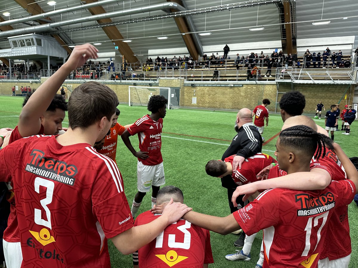 TierpsIFherr's tweet photo. Vi förlorar åttondelsfinalen mot IFK Bergvik i en brunkarmatch där fokus hamnade på allt annat än att spela fotboll. Vi kämpar på men lyckas inte få till vårt spel. Nu laddar vi om mot seriespelet. 🤘⚽️ https://t.co/o1OiOIjx6i