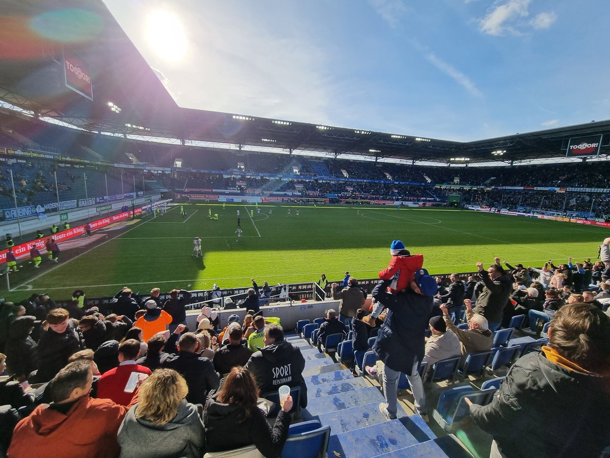 Sjtundje voetbal kijken in Duisburg (Dúúsburg). De bloembakken, fauteuils en parketvloer die we in 2016 tegenkwamen zijn inmiddels verdwenen. 

#MSV #1860München