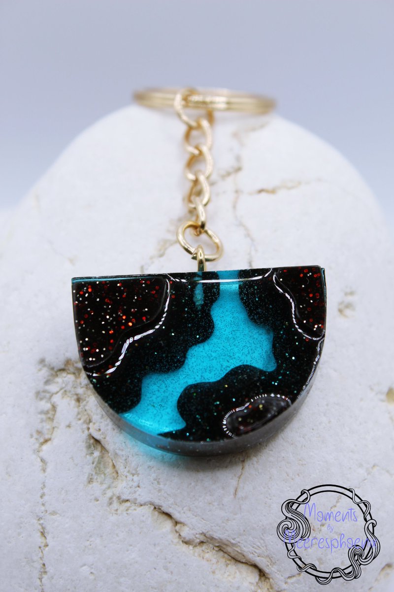 meeresphoenix's tweet photo. Keychain: "River flows"

a black and turquoise Pendant with shimmer particles in the black areas. This Keychain represents a flowing river.

You can buy it here: https://t.co/lq6eLt5C1D

#ResinArt #Craftart #MomentsByMeeresphoenix https://t.co/7lvAmG86YZ