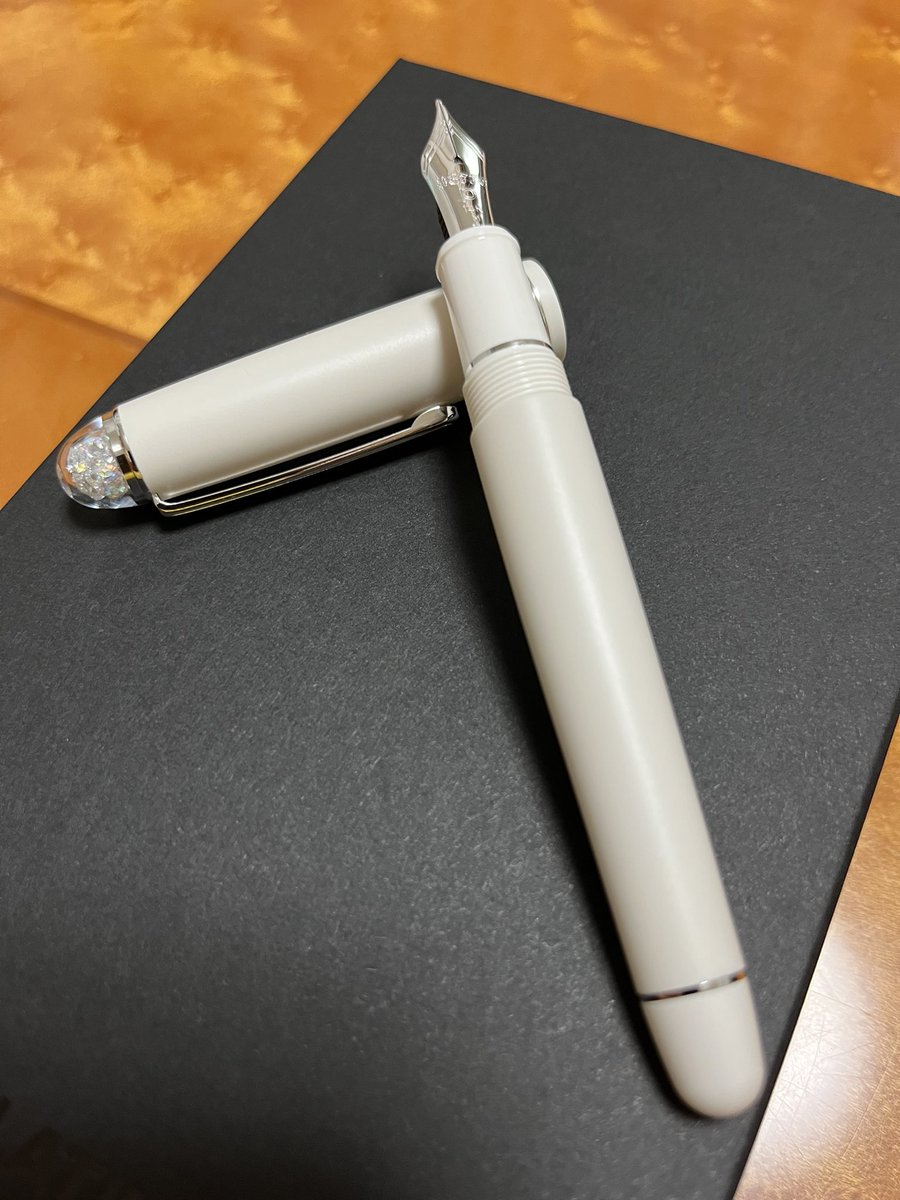 Akkey112's tweet photo. 届きました！
#3776 センチュリー　シェイプ・オブ・ハート イヴォワール！！字幅はMにしてみました！
わが家の白軸さんたちと記念撮影をば…
インクはどうしましょう。
やはりピンク系か、それとも…嬉しい&amp;楽しい悩み😆

#プラチナ万年筆
#3776
#センチュリー https://t.co/0BosbVVoCG